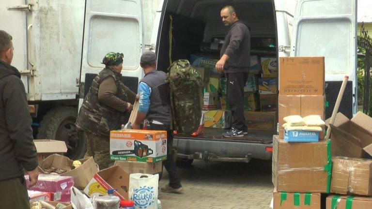 Косівські волонтери з Косівщини вісім років збирають та возять допомогу на передову