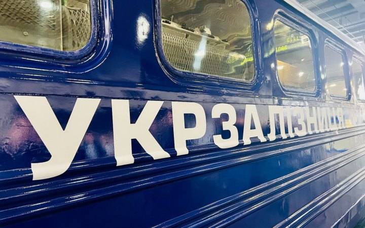 Укрзалізниця: 80% поїздів продовжують курсувати за графіком попри обстріли