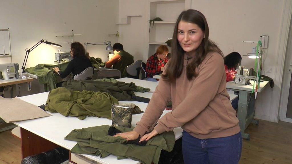 Тисячу комплектів за сім місяців: як у Франківську волонтери в цеху шиють одяг для військових