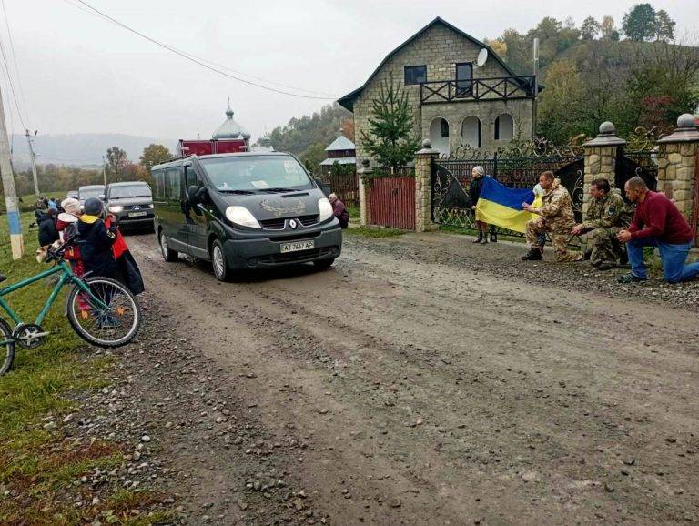 Тіло загиблого на війні Миколи Сопилюка на колінах зустріли в рідному Чорному Потоці