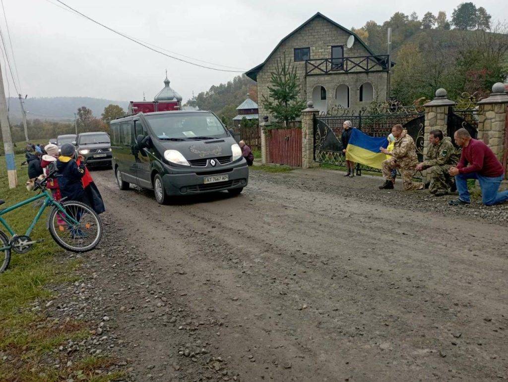 Тіло загиблого на війні Миколи Сопилюка на колінах зустріли в рідному Чорному Потоці