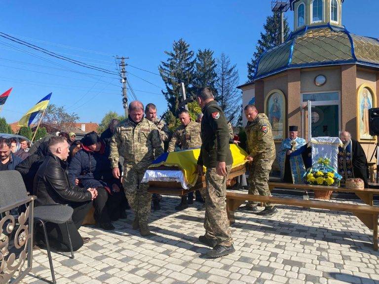 В Городенці на колінах зустріли тіло полеглого героя