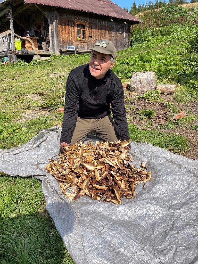 На Верховинщині триває збір грибів для 10 000 порцій супів захисникам