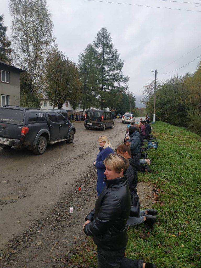 Тіло загиблого на війні Миколи Сопилюка на колінах зустріли в рідному Чорному Потоці