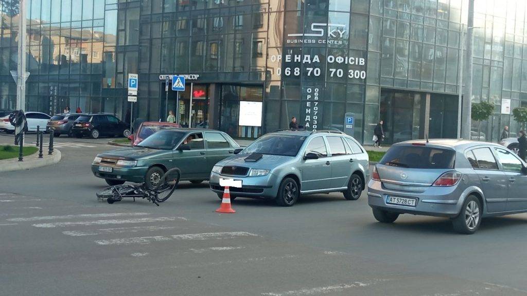 ДТП у Франківську: автівка збила велосипедиста