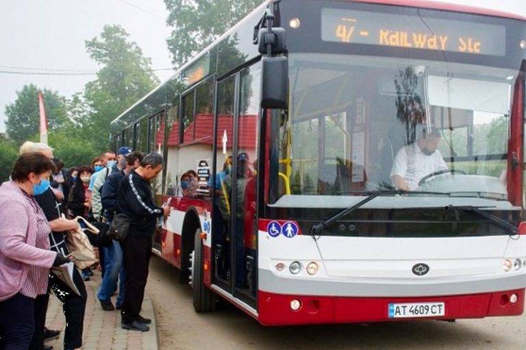 Мешканці приміських сіл не можуть поділити між собою комунальні автобуси