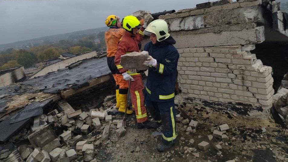 Розбирають завали й допомагають місцевим: прикарпатські рятувальники працюють на Харківщині