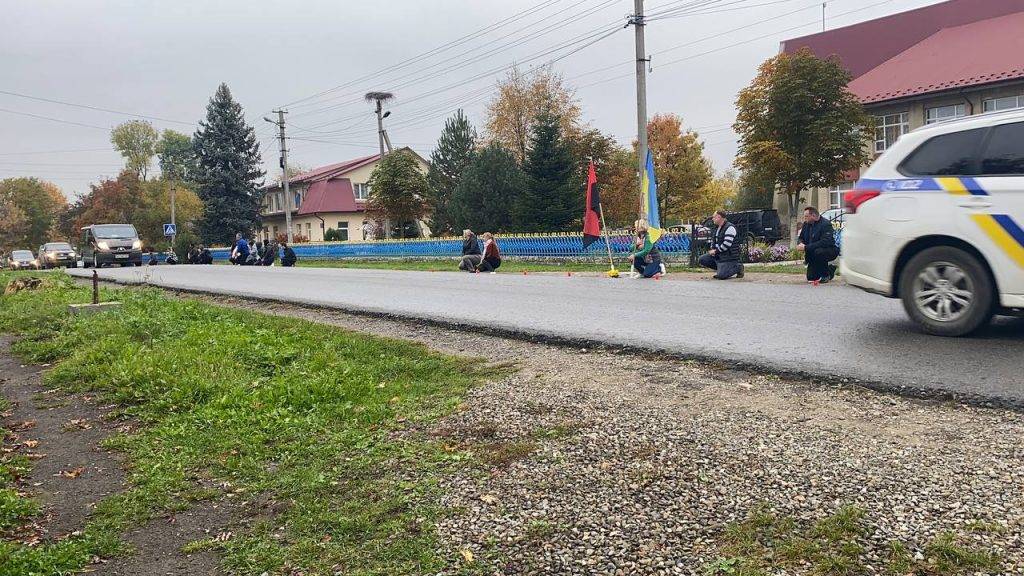 Тіло загиблого на війні Миколи Сопилюка на колінах зустріли в рідному Чорному Потоці