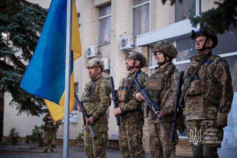 ЗСУ офіційно підняли український прапор над визволеним Лиманом