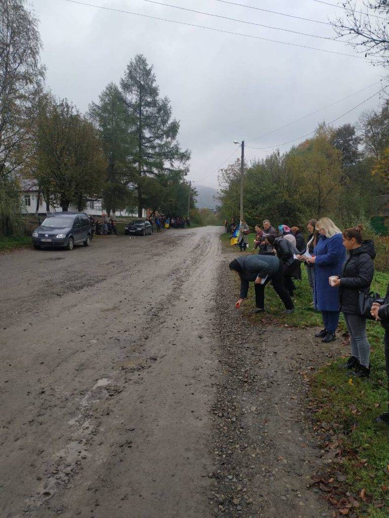 Тіло загиблого на війні Миколи Сопилюка на колінах зустріли в рідному Чорному Потоці