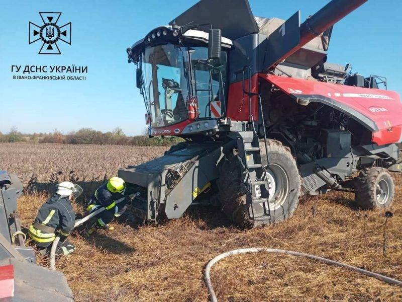 На Франківщині прямо на полі спалахнув комбайн