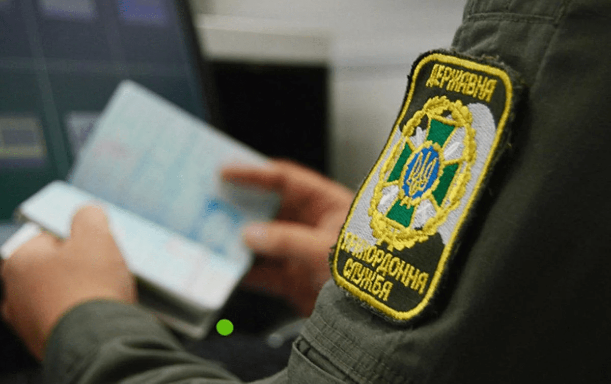 Виїзд чоловіків за кордон: в ОПУ оцінили перспективи зняття обмежень