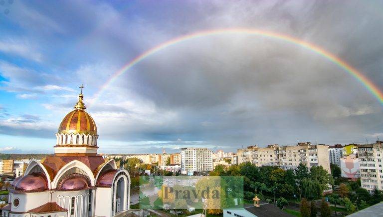 У небі над Франківськом з'явилася неймовірна веселка ФОТОФАКТ