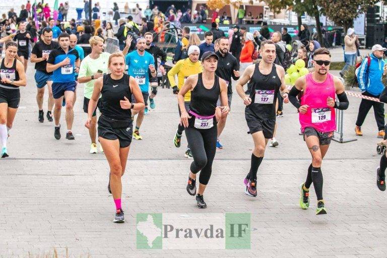 Під час проведення Frankivsk Half Marathon зібрали 400 тис грн на підготовку військових