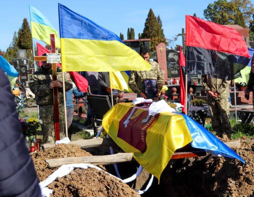 В Калуші провели в останню путь загиблого на війні захисника Юрія Ковальчука