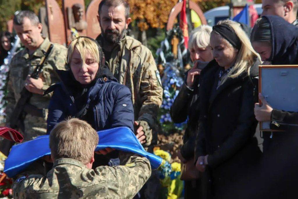 В Калуші провели в останню путь загиблого на війні захисника Юрія Ковальчука