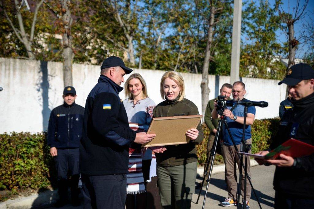 Очільниця Прикарпаття відзначила рятувальників, котрі гасили пожежу на Бурштинській ТЕС