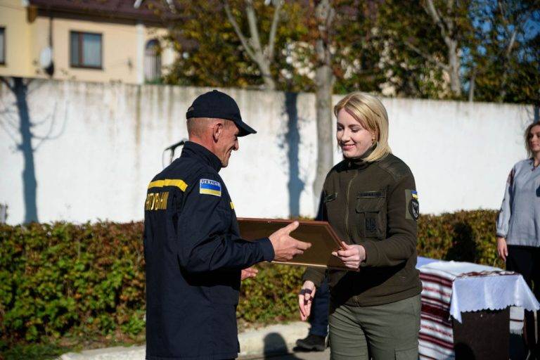 Очільниця Прикарпаття відзначила рятувальників, котрі гасили пожежу на Бурштинській ТЕС