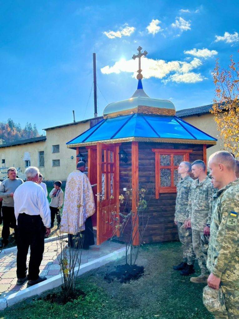 На Прикарпатті освятили капличку на спомин про полеглого захисника України