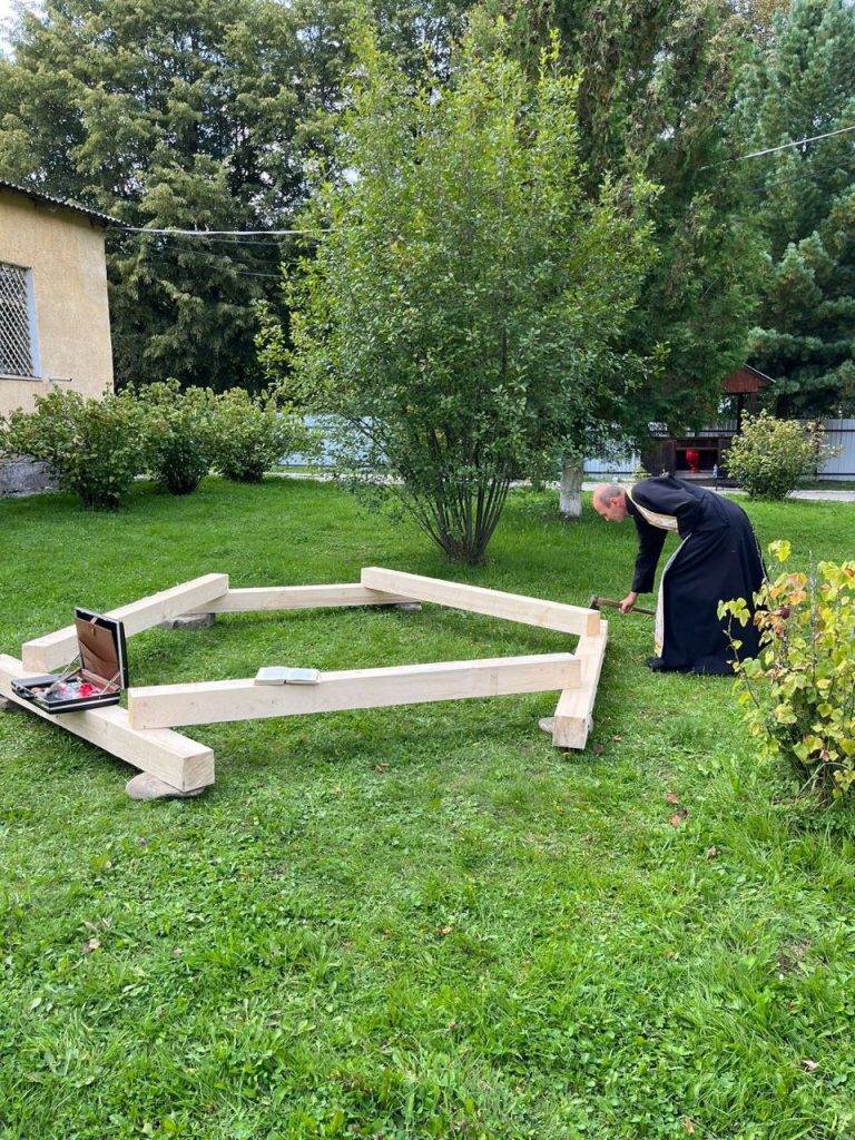 На Прикарпатті освятили капличку на спомин про полеглого захисника України