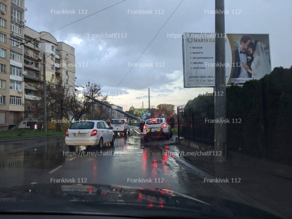 У Франківську на Пасічній автівка на шаленій швидкості знесла електроопору