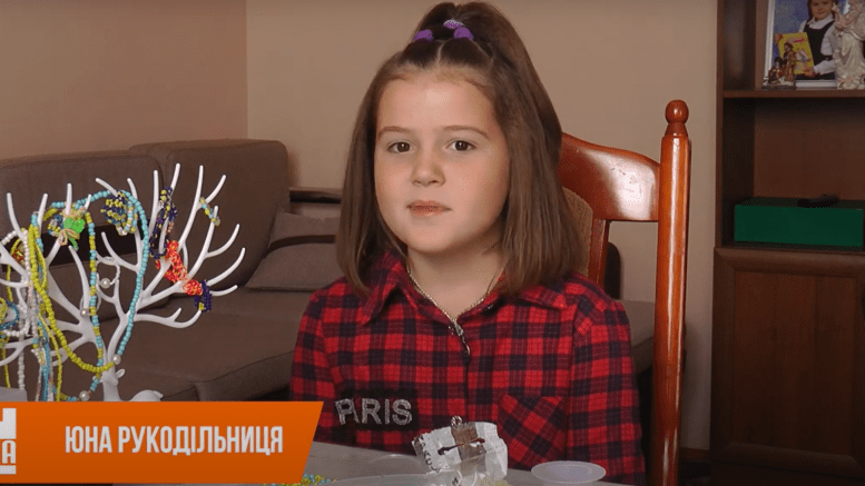 На Прикарпатті 9-річна дівчинка плете прикраси з бісеру, аби допомогти ЗСУ