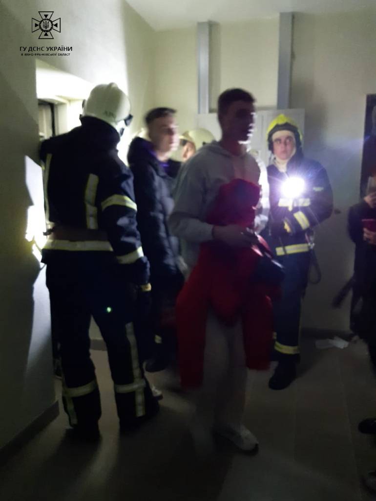 Франківські рятувальники звільнили з ліфтового полону сімох людей