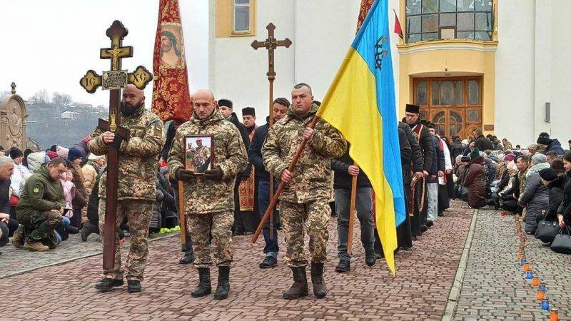 На батьківщині поховали молодого офіцера-розвідника з Франківська Андрія Павлюка