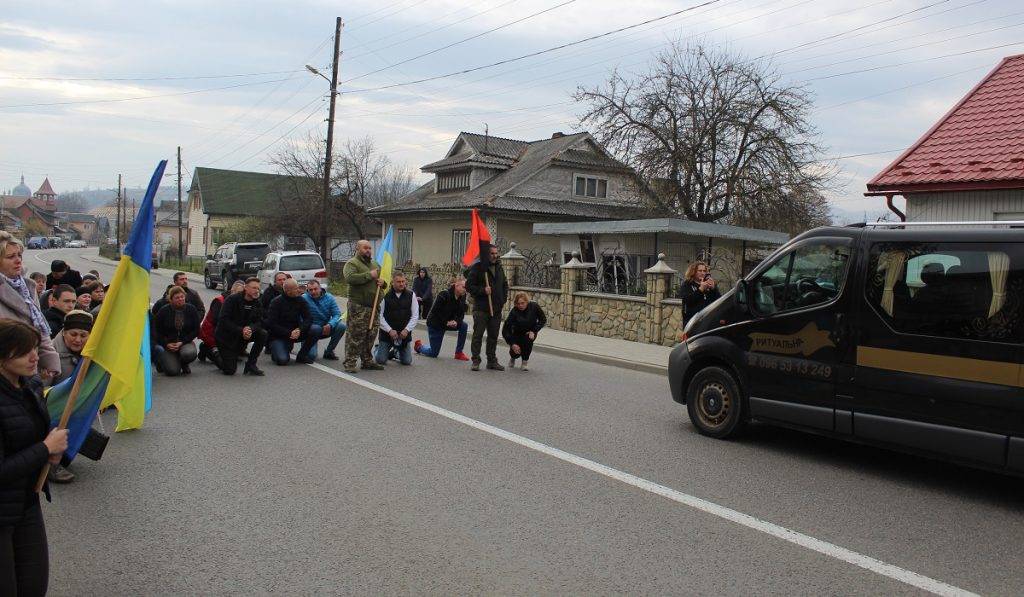 На Франківщині на колінах зустріли кортеж полеглого захисника Володимира Марченка