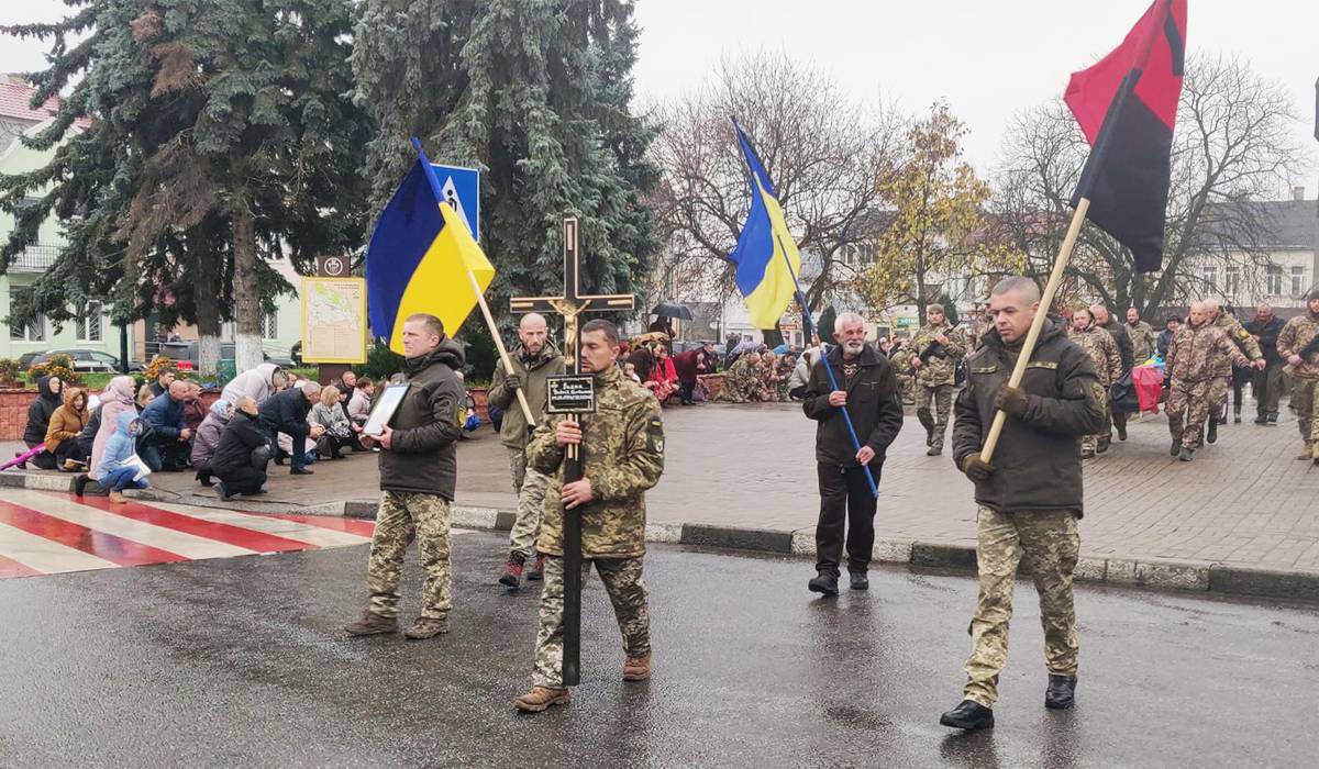 Мешканці Рогатинщини на колінах зустріли полегло бійця Андрія Вивку