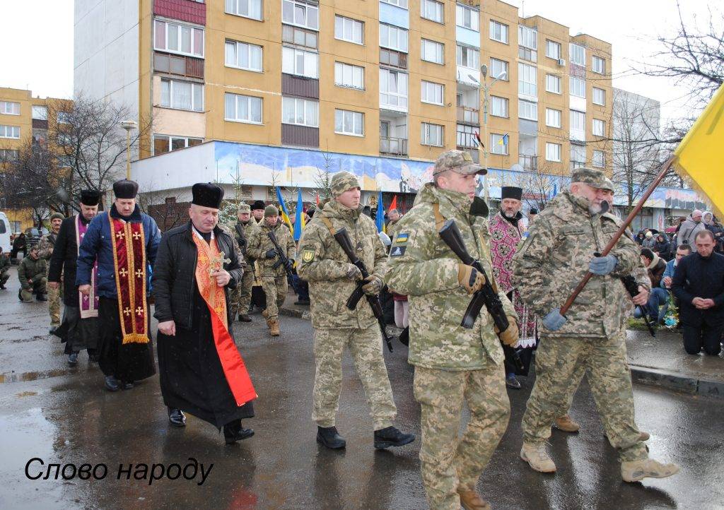 В Богородчанах на колінах зустріли загиблого на війні нацгвардійця Івана Олійника