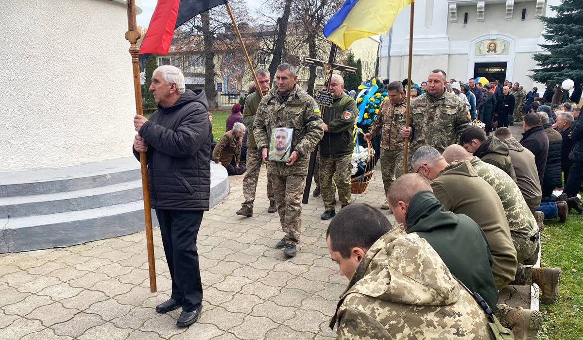 На Франківщині на колінах попрощалися з полеглим Героєм Дмитром Керницьким