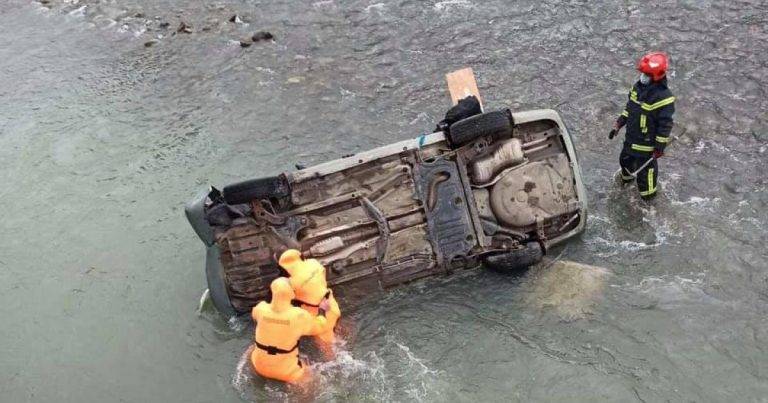 На Франківщині водій “Мазди” на швидкості врізався у відбійник і злетів у річку