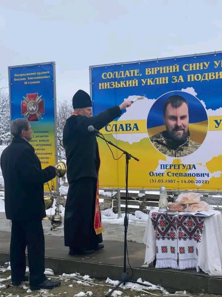 На Калущині відкрили пам'ятну дошку загиблому Героєві України Олегові Перегуді