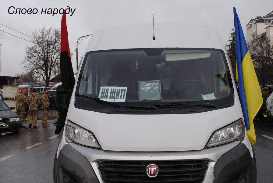 В Богородчанах на колінах зустріли загиблого на війні нацгвардійця Івана Олійника