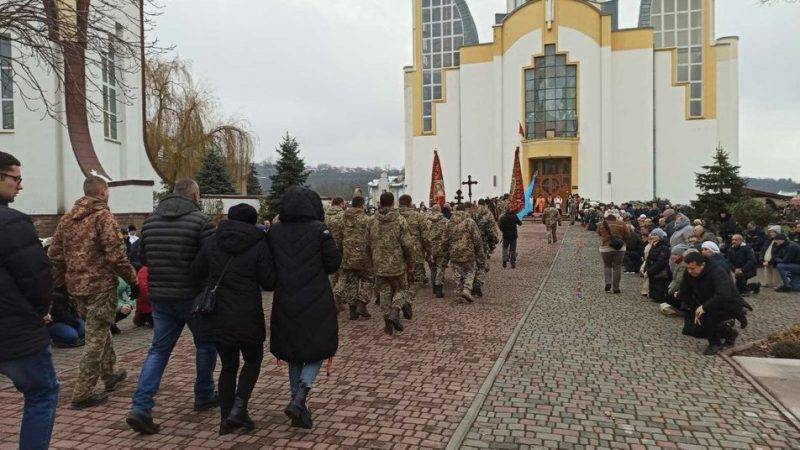 На батьківщині поховали молодого офіцера-розвідника з Франківська Андрія Павлюка