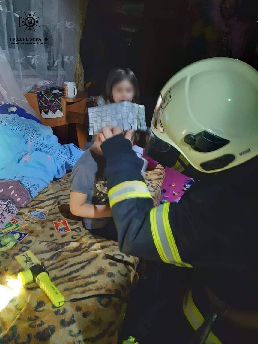 Франківські рятувальники,рятувальники допомогли дитині у івано-франківську,допомога рятувальників