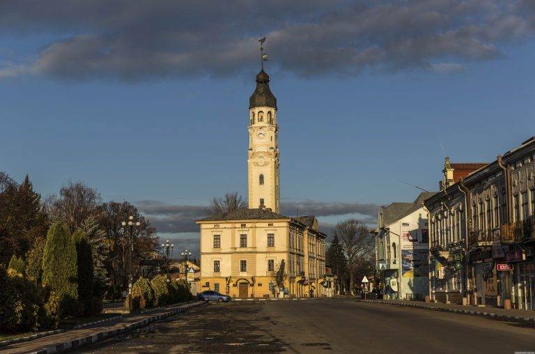 Заступник мера Снятина віддав швагрові мільйон на ремонт приміщень для переселенців