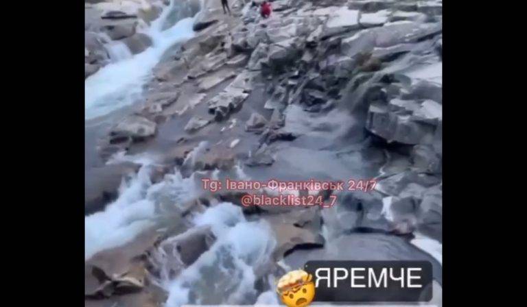 У Яремчанський водоспад спустили каналізаційні відходи ВІДЕО