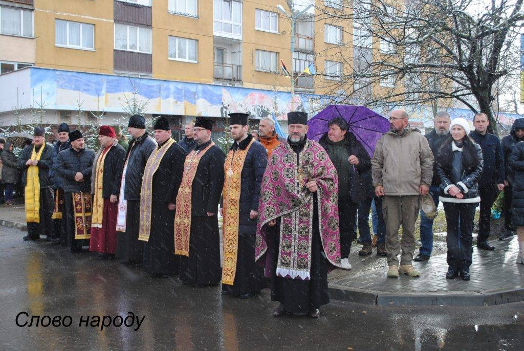 В Богородчанах на колінах зустріли загиблого на війні нацгвардійця Івана Олійника