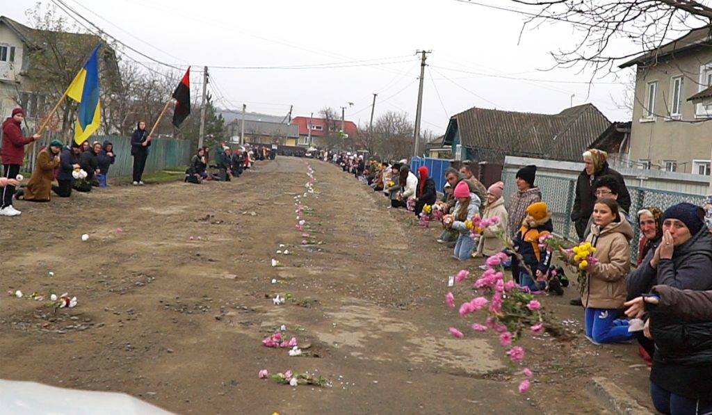 На Франківщині на колінах зустріли полеглого Миколу Білогубку