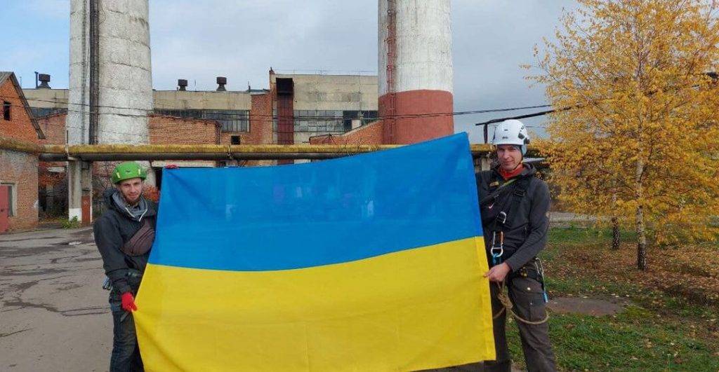 Прикарпатські енергетики підняли прапор України на стометрову висоту