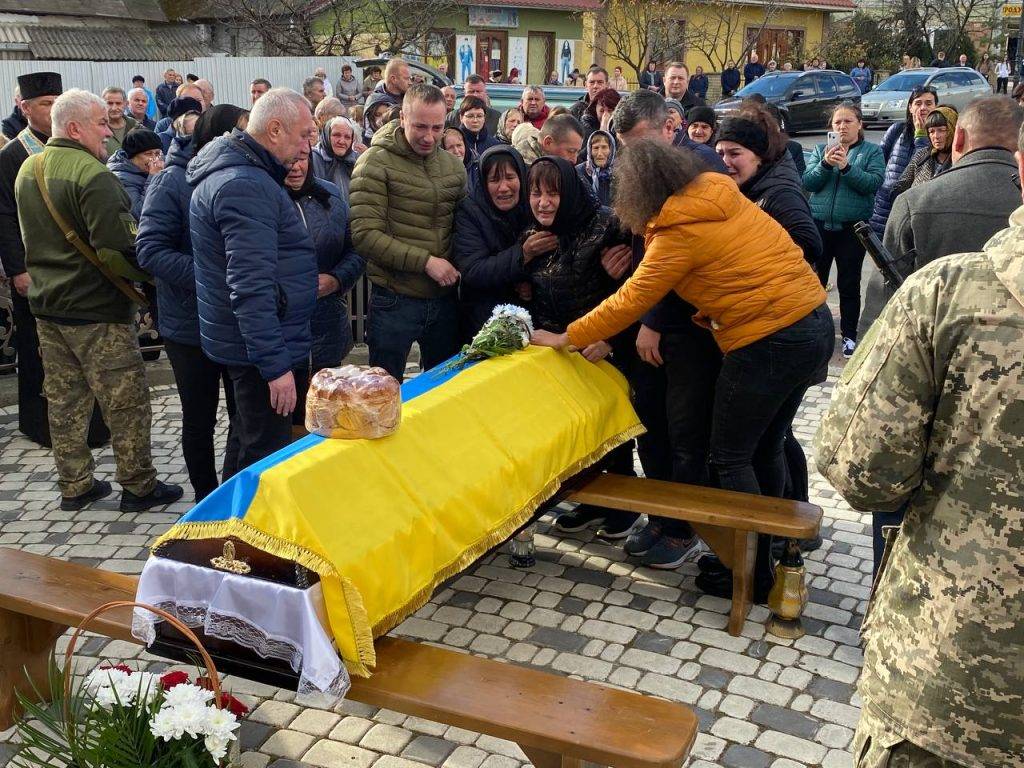 Мешканці Городенківщини на колінах та зі сльозами на очах зустріли захисника Дмитра Керницького