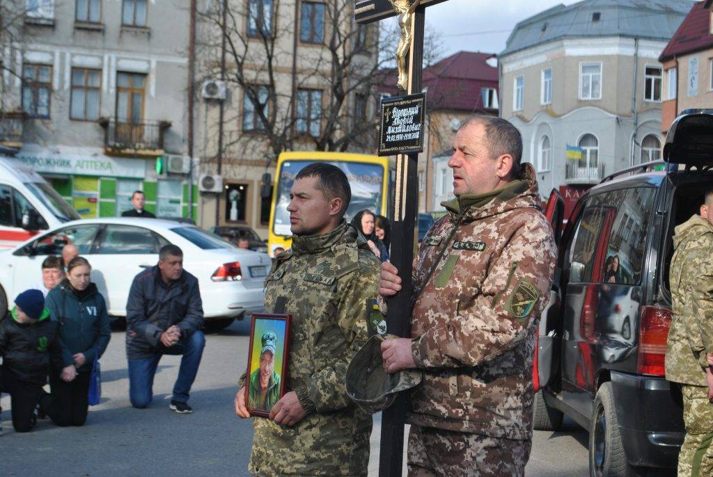 Скорботний день для Рогатинщини: громада попрощалася з бійцем Андрієм Відоцьким