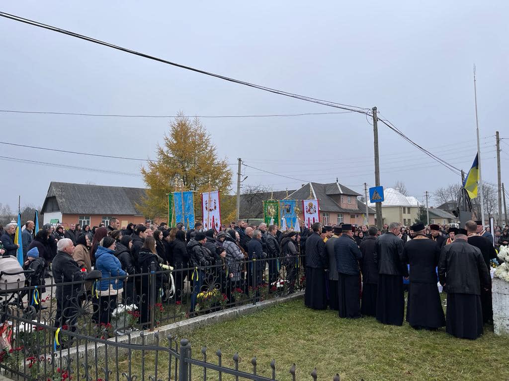 На Рожнятівщині поховали загиблого на війні захисника Романа Близнюка