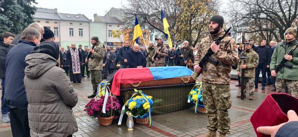 Мешканці Рогатинщини на колінах зустріли полегло бійця Андрія Вивку