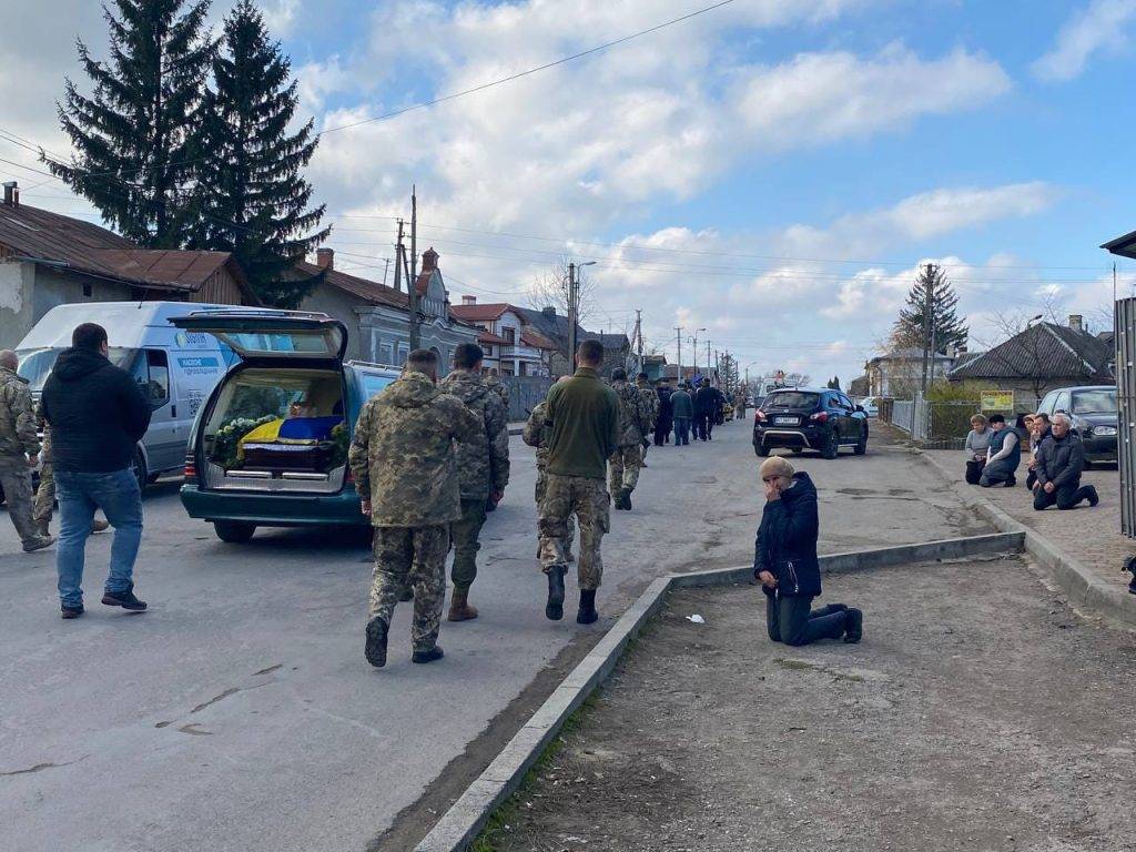 В Городенці провели в останню дорогу захисника Юрія Перная