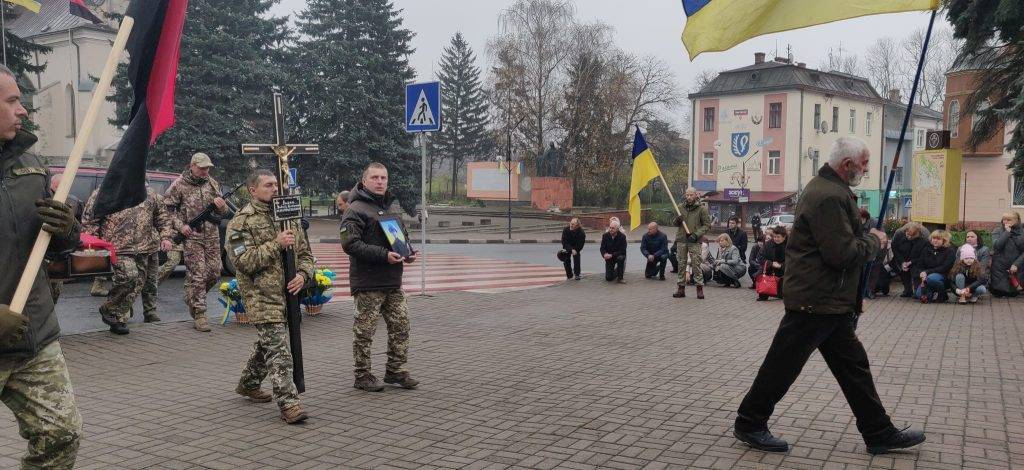 Мешканці Рогатинщини на колінах зустріли полегло бійця Андрія Вивку