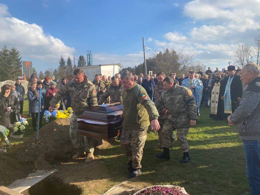 В Городенці провели в останню дорогу захисника Юрія Перная