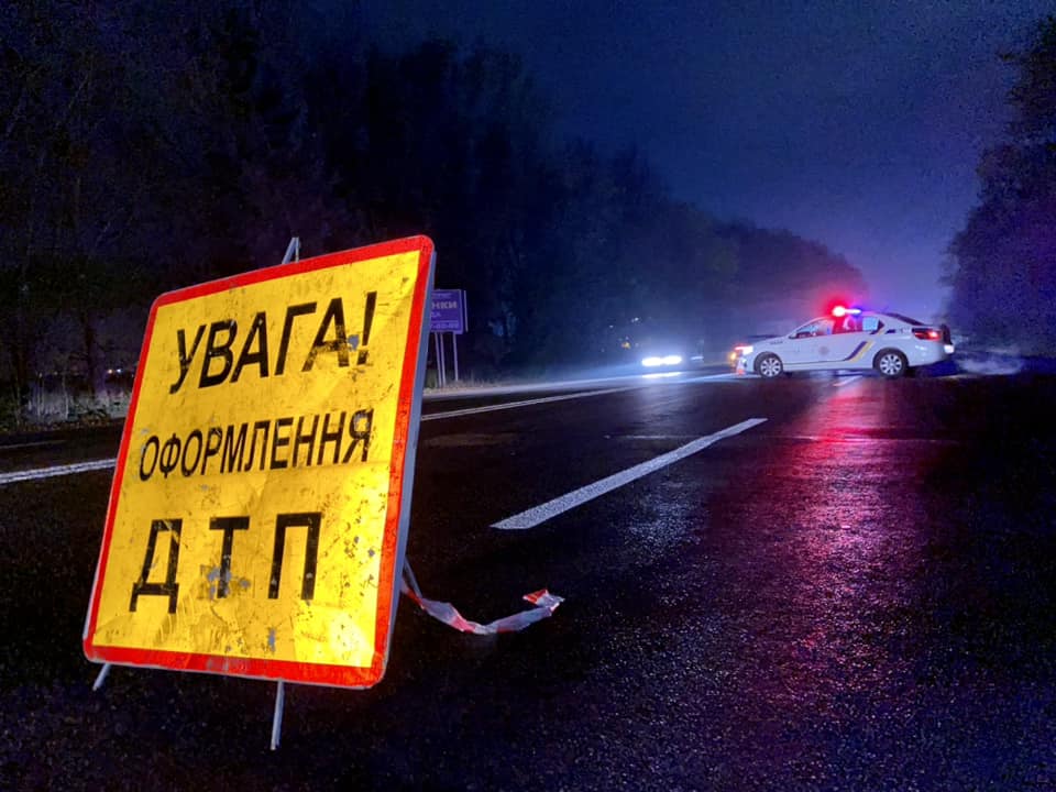 Поліцейські встановлюють обставини ДТП за участі рейсового автобуса у Франківську